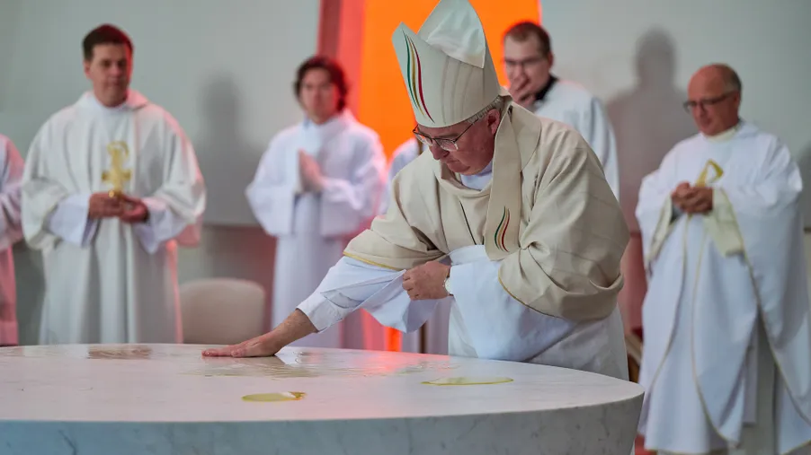 Biskup Pavel Konzbul vysvětil chrám blahoslavené Marie Restituty v Brně-Lesné
